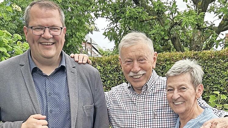 B&uuml;rgermeister J&uuml;rgen Reinwald (links) gratulierte Monika und Adalbert Motschenbacher zu 50 Ehejahren.
