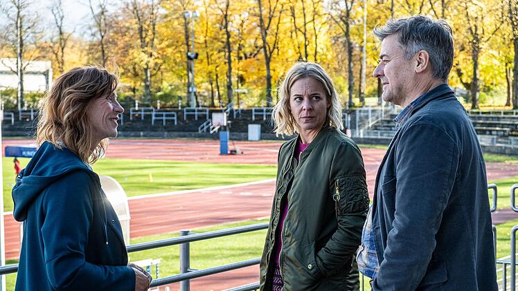 Eine Spur zu einem Fu&szlig;ballverein. Dort trifft Harald (Marcus Mittermeier) auf ein Gspusi aus den Achtzigern: "die Carola aus Kolbermoor"(Carin C. Tietze, links). Kollegin Angelika (Bernadette Heerwagen) h&auml;tte gerne mehr Ermittlungsarbeit und weniger Flirterei im Dienst.