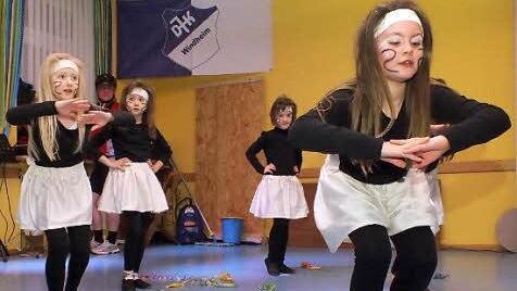 Die Dance-Girls eröffneten den Abend.