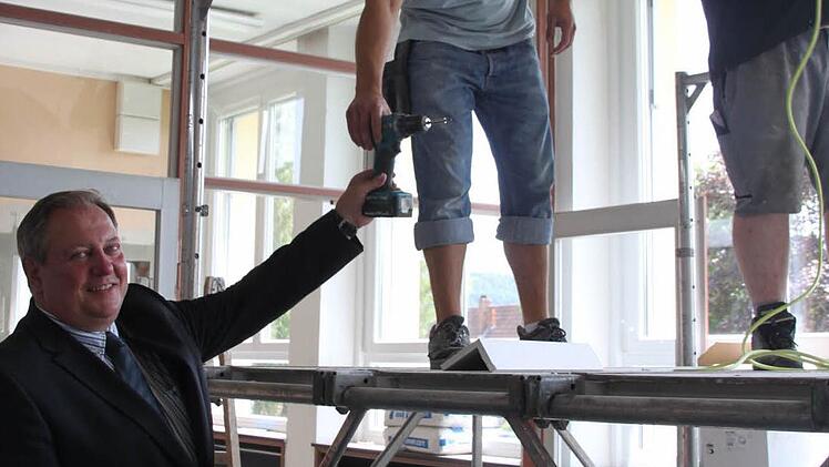 Volker Schmiechen und zwei Mitarbeiter der Deckenprofis Hof, die im künftigen Hort eine Schallschutzdecke anbringen.