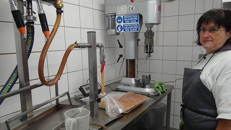 Das Gerät des Obst- und Gartenbauverein Schottenstein füllt den fertigen Apfelsaft gleich in Beutel ab. Ute Florschütz überwacht die Abfüllung.