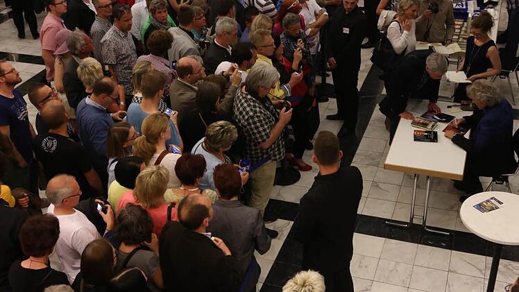 Der Andrang ist enorm - jeder will, dass Thomas Gottschalk sein Buch signiert. Foto: Barbara Herbst