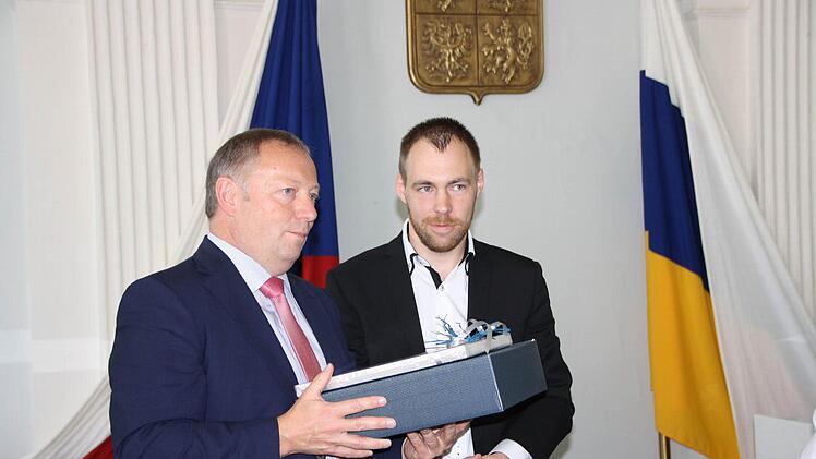 Landrat Bold verteilte Gastgeschenke, hier an den Marienbader Bürgermeister Petr Tresnak. Foto: Ralf Ruppert