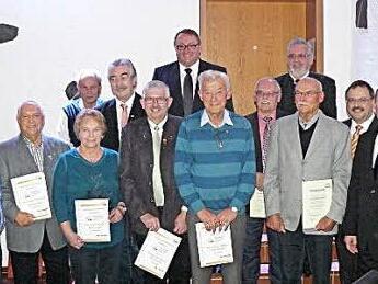 Zusammen mit den Ehrengästen stellten sich die mit den Verdienstnadeln des Landesverbandes Bayern ausgezeichneten Untersteinacher Männer und Frauen der Kamera. Die Festrede hielt der Landes- und Bundesvorsitzende der Freien Wähler, Hubert Aiwanger. Foto: Wulf