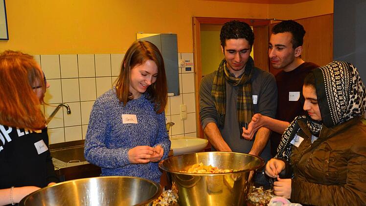 Beim gemeinsamen Kochen im Jugendcamp packte jeder dort an, wo Hilfe benötigt wurde.  Foto: privat