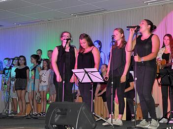 Schulchor und Schulorchester umrahmten die Verabschiedungsshow für Realschuldirektor Andreas Elsässer musikalisch.  Fotos: Arthur Stollberger