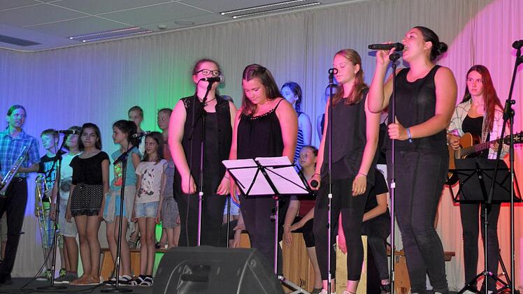 Schulchor und Schulorchester umrahmten die Verabschiedungsshow für Realschuldirektor Andreas Elsässer musikalisch.  Fotos: Arthur Stollberger