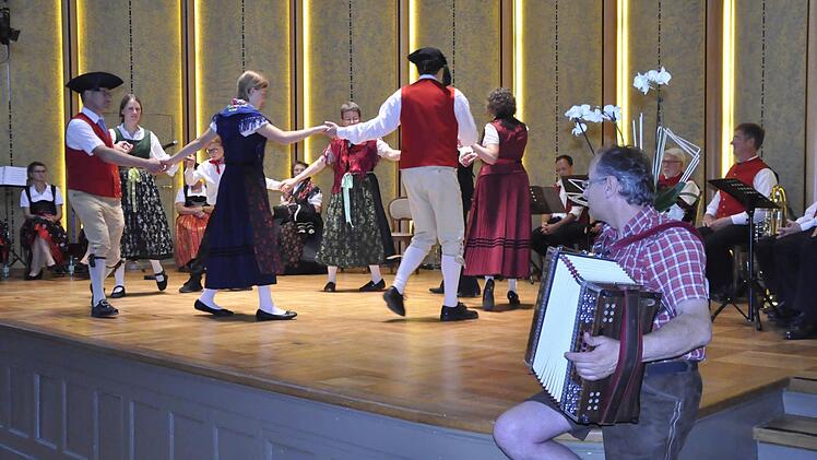 Typische fränkische Figuren- und Rundtänze zeigte die Trachtenvolkstanzgruppe des Rhönklubs Bad Kissingen.  Fotos: Peter Klopf
