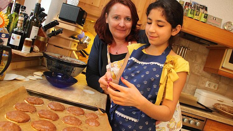 Nach drei Versuchen hat es Dalaa raus, wie Lebkuchen aussehen müssen. Hilfe von Yvetta Rehm braucht sie dabei schon nicht mehr.  Foto: Lisa Kieslinger