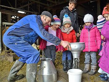 Karl Schneider ist nicht nur Obmann des Bauernverbandes, sondern auch ein Landwirt mit Herz für Kinder. Hier erklärt er bei einem Besuch der Burkardrother Kindergartenkinder alles Wissenswerte rund um die Milch. Foto: Kathrin Kupka-Hahn/Archiv