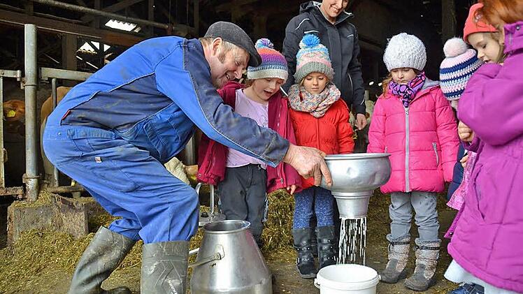 Karl Schneider ist nicht nur Obmann des Bauernverbandes, sondern auch ein Landwirt mit Herz für Kinder. Hier erklärt er bei einem Besuch der Burkardrother Kindergartenkinder alles Wissenswerte rund um die Milch. Foto: Kathrin Kupka-Hahn/Archiv