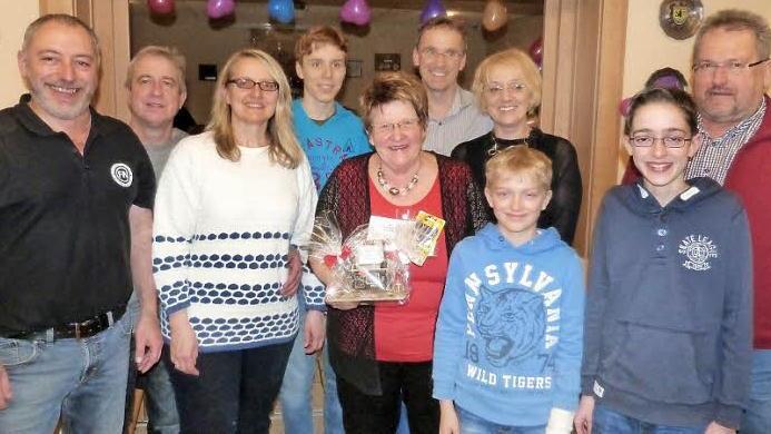Viele Glückwünsche konnte Herta Jahreis an ihrem 70. Geburtstag entgegennehmen. Unser Bild zeigt sie (Mitte, mit Geschenk), ihre Töchter Marion und Antje und deren Familien sowie FC-Vorsitzenden Dieter Mühlbauer (links) und Vorsitzenden Hans Ramming vom Club 77 (rechts). Foto: Werner Reißaus