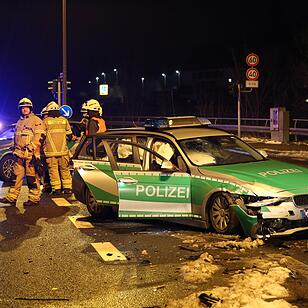 Frontalzusammenstoß mit einem Polizeiwagen in Hof