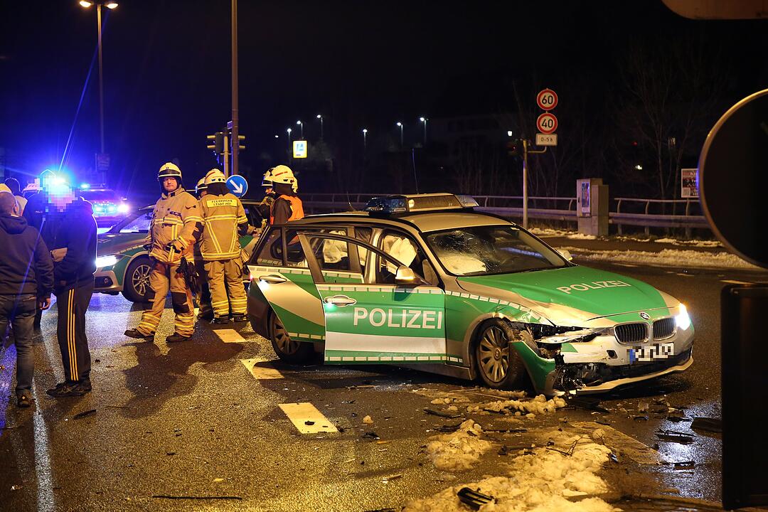Frontalzusammenstoß mit einem Polizeiwagen in Hof