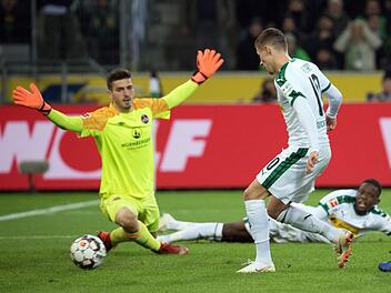 Das Hinspiel gewann die Borussia aus Mönchengladbach mit 2:0 (0:0). Foto: Federico Gambarini/dpa