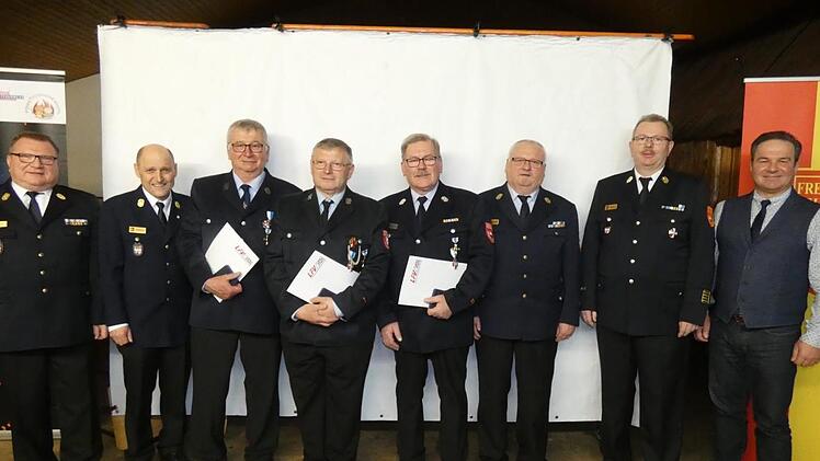 Drei verdiente Feuerwehrleute erhielten eine hohe Auszeichnung des Landesfeuerwehrverbandes. Im Bild von links: Kreisbrandinspektor Peter Pfaff, Kreisbrandinspektor Georg Pfrang, die Geehrten Philip Engel, Erich &Ouml;chsner und Alfred Hauck, Kreisbrandinspektor Peter Hegemann, Kreisbrandrat Ralf Dressel und Aidhausens B&uuml;rgermeister Dieter M&ouml;hring.