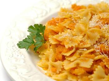 Nudeln mit cremiger Kürbissoße
