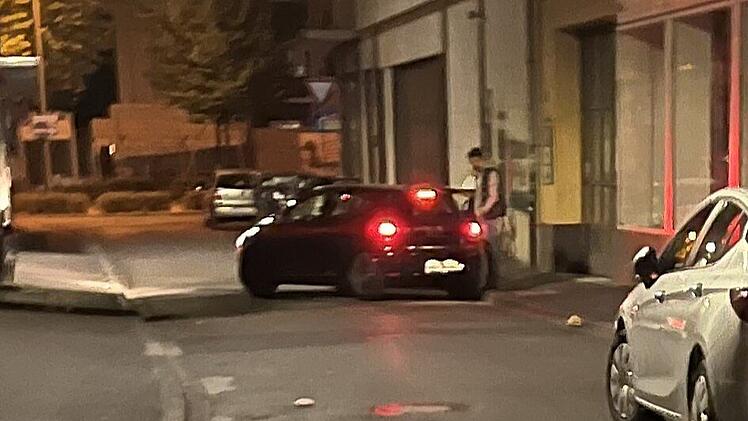 Aschaffenburg: Mann von Trio verprügelt - Polizei sucht nach Fluchtauto