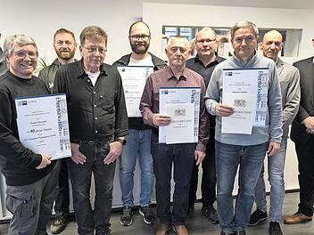 Fabian Querfeld, Gustav Wachter, Betriebsratsvorsitzender Alexander Knorr, Andreas Hess, Ronny Feisthauer, Sergej Brickmann, Martin Beyersdorfer, Wolfram Porzelt, Stefan Ittner und Gesch&auml;ftsf&uuml;hrer Christian Abicht (von links) bei der Ehrung.