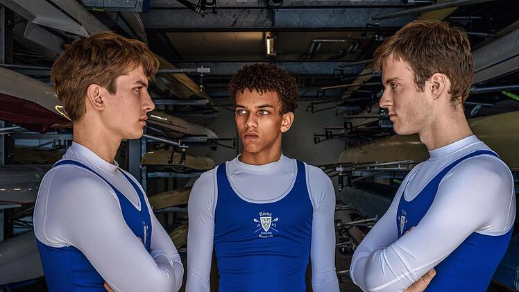 Tamino Winkler (Luke Matt R&ouml;ntgen, links), Samir Zaidoun (Salimou Thiam, Mitte) und Henri Kowalt (Oskar von Sch&ouml;nfels) sind drei Nachwuchstalente des elit&auml;ren Bamberger Ruderclubs Rivus. Sie hoffen, bei der anstehenden Meisterschaft gut abzuschneiden. Ihr Ziel: Pl&auml;tze in einer englischen Kaderschmiede.