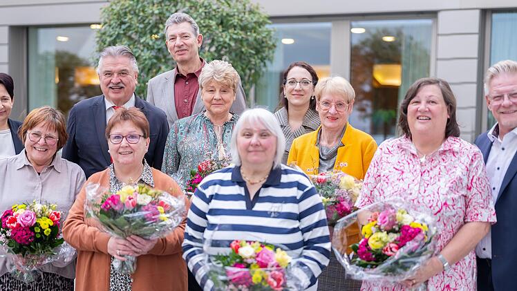 Sieben zum Teil sehr langj&auml;hrige Besch&auml;ftigte hat das Klinikum in den Ruhestand verabschiedet. Das Foto zeigt die Geehrten zusammen mit Gesch&auml;ftsf&uuml;hrerin Brigitte Angermann (links) und Landrat Klaus Peter S&ouml;llner (Dritter von links) sowie Betriebs...