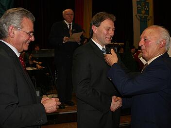 David Martin (rechts) ist der dienstälteste Schiedsrichter im Landkreis. Der 83-Jährige ist auch heute noch im Einsatz. Mit im Bild (von links): Landrat Oswald Marr und Bürgermeister Klaus Löffler. Foto: Veronika Schadeck