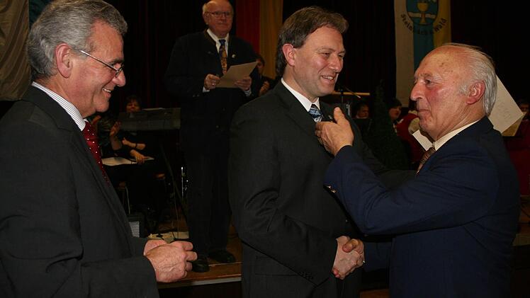 David Martin (rechts) ist der dienstälteste Schiedsrichter im Landkreis. Der 83-Jährige ist auch heute noch im Einsatz. Mit im Bild (von links): Landrat Oswald Marr und Bürgermeister Klaus Löffler. Foto: Veronika Schadeck