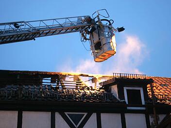 Noch weit nach Löschen des Brandes qualmte es im Dachgeschoss des Dreiseithofes in der Großwalburer Dorfstraße. Foto: Michael Stelzner