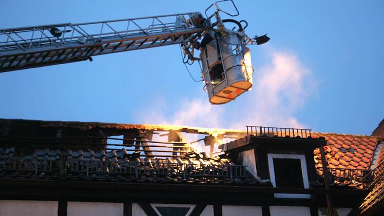 Noch weit nach Löschen des Brandes qualmte es im Dachgeschoss des Dreiseithofes in der Großwalburer Dorfstraße. Foto: Michael Stelzner