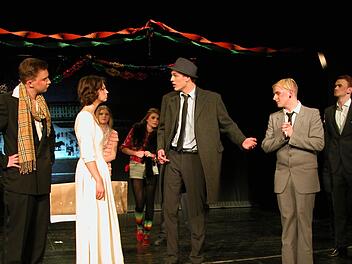 Der Herzog ist zurückgekehrt: Unser Bild zeigt (v.l.) Lucio (Jan Lamprecht), Mona Münzel (Isabella), Johannes Fronius (Vincentino), Bastian Kister (Angelo) und Zeno Scherner (Escalus). Foto: Thomas Ahnert