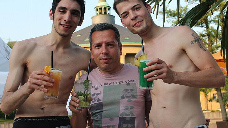 Nico, Marcel und Michi (von links) stoßen an.