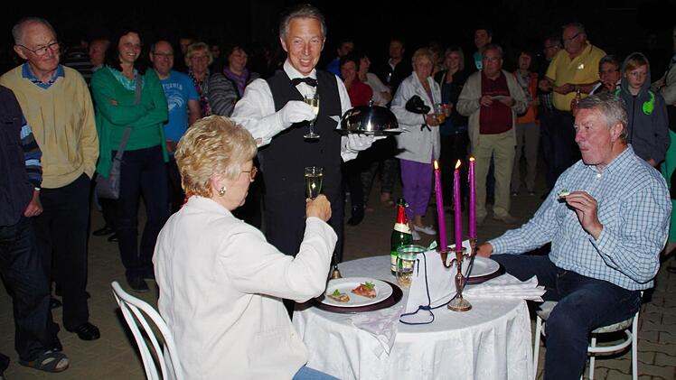 "Dinner for two": Gisela und Norbert Ullmann aus Michelau ließen sich als Gewinner des Hauptpreises von Butler Helmut Peschel bedienen und verköstigen und hatten daran sichtlich Spaß.