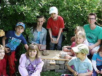 Die Arbeit mit den Kindern macht Vanessa (hinten links) und Sven (hinten rechts) Spaß. Foto: Roland Meister