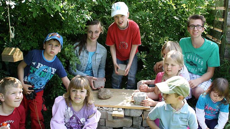 Die Arbeit mit den Kindern macht Vanessa (hinten links) und Sven (hinten rechts) Spaß. Foto: Roland Meister