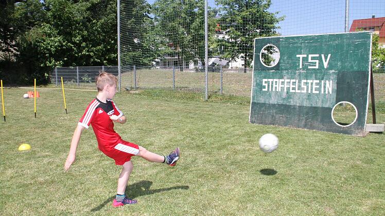 Torwandschießen gehörte mit zu den Attraktionen. Foto: Gerda Völk