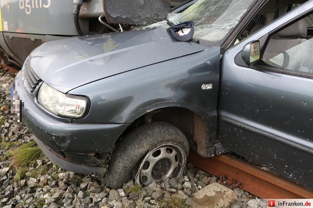 Zug erfasst Auto im Kreis Haßberge