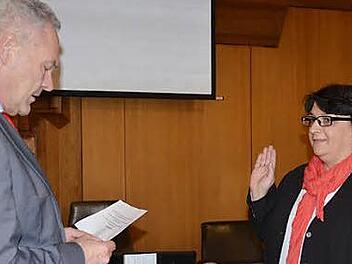 Oberbürgermeister Frank Rebhan nimmt Elke Köhn den Amtseid als neues Mitglied des Stadtrats ab. Foto: Rainer Lutz