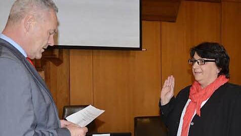 Oberb&uuml;rgermeister Frank Rebhan nimmt Elke K&ouml;hn den Amtseid als neues Mitglied des Stadtrats ab. Foto: Rainer Lutz