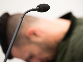 Ein wegen gemeinschaftlichen Mordes angeklagter Syrer (l) sitzt neben seinem Anwalt Maximilian Glabasnia (r) im Gerichtssaal des Landgerichts Bamberg. Zwei Syrern wird vorgeworfen, einen Syrer in einer Asylunterkunft gemeinschaftlich ermordet zu haben. Foto: Nicolas Armer/dpa