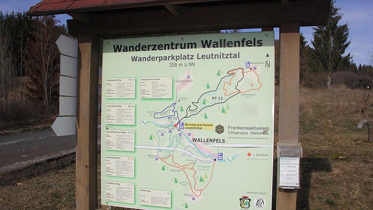 Große Wandertafeln mit Wegenetz sind in und um Wallenfels verteilt, um Wanderern einen besseren Überblick zu geben.