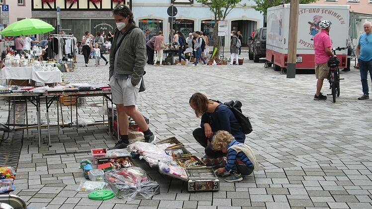 Auf der Suche nach verborgenen (Spielzeug)-Schätzen mischten auch die jüngsten Flohmarktbesucher mit.