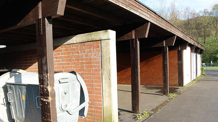 Die Unterstellhalle am Schulzentrum ist undicht, es regnet rein.