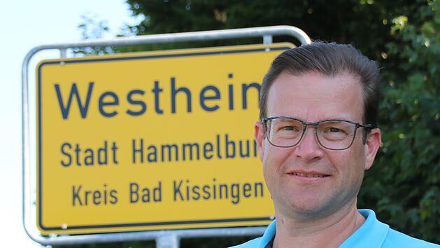 Norbert Schaub (SPD) ist neuer Ortsbeauftragter für Westheim, das Foto zeigt ihn vor dem Ortsschild.