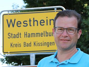 Norbert Schaub (SPD) ist neuer Ortsbeauftragter für Westheim, das Foto zeigt ihn vor dem Ortsschild.