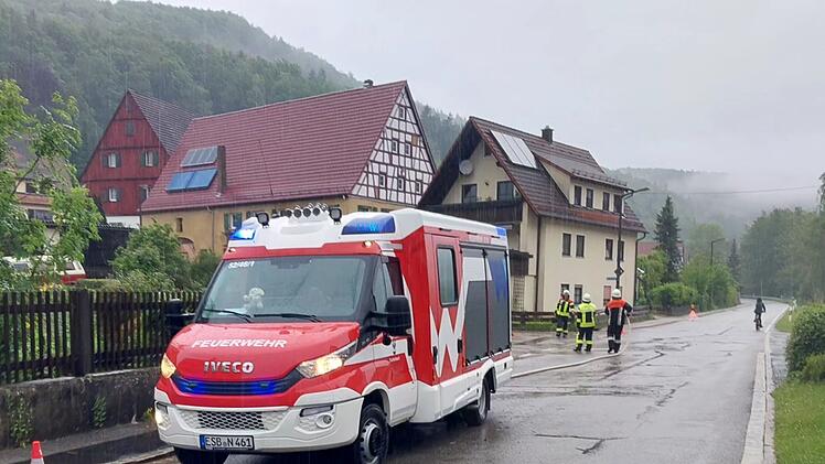 Starkregen in Hersbrucker Schweiz hält Feuerwehren auf Trab - Straßen überflutet