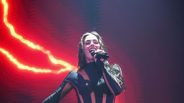 Blitze, k&ouml;rperbetontes Outfit und ein Song &uuml;ber Empowerment: Sarah Engels l&auml;sst in ihrem deutschen ESC-Beitrag 2026 eigene Lebenserfahrungen einflie&szlig;en.