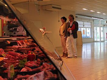 Im ehemaligen Tegut in Oerlenbach ist die Metzgerei Arnold noch immer vertreten. Bäckerei Martin Karch ist ab 16. Mai mit dabei. Doch es ist noch Platz für weitere Interessenten.  Fotos: Benedikt Borst