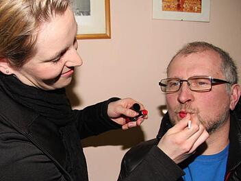 Prinzessin Stefanie Heiß schminkt Ronald Geier die Lippen in leuchtendem Rot. Fotos: Sonja Adam
