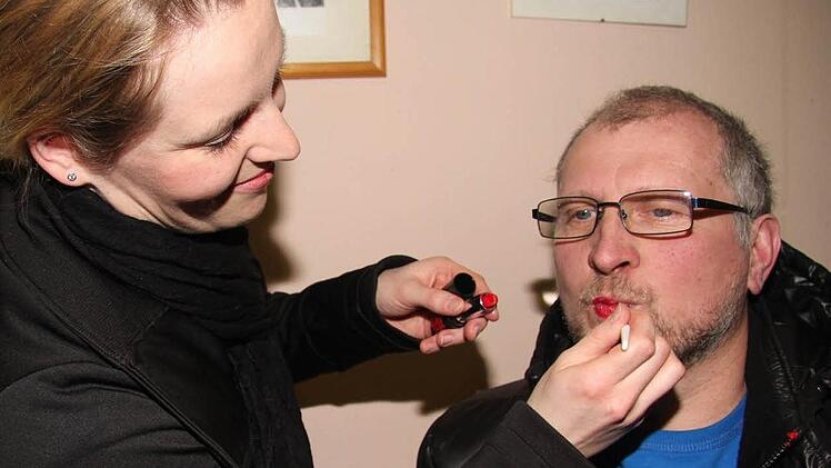 Prinzessin Stefanie Heiß schminkt Ronald Geier die Lippen in leuchtendem Rot. Fotos: Sonja Adam