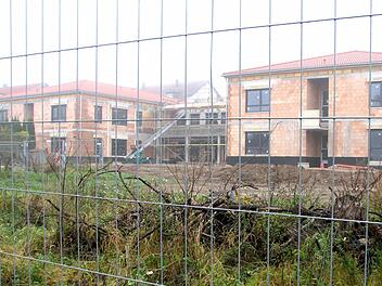 Auch wenn der Bauzaun noch steht: Das neue "Wohnheim 50plus" der Lebenshilfe Haßberge in der Haßfurter Goethestraße macht große Fortschritte. Die Eröffnung des knapp 4,4 Millionen Euro teuren Neubaus für 24 Menschen mit Handicap inklusive sechs Plätzen für eine Tagesstruktur ist für Oktober 2015 geplant. Fotos: Katharina Becht